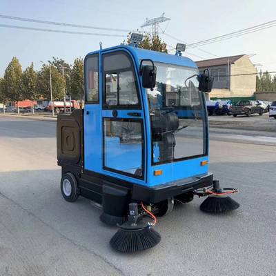 高效清潔新選擇 駕駛式小型掃地車與環(huán)衛(wèi)霧炮式垃圾掃路車在現(xiàn)代環(huán)境中的應用