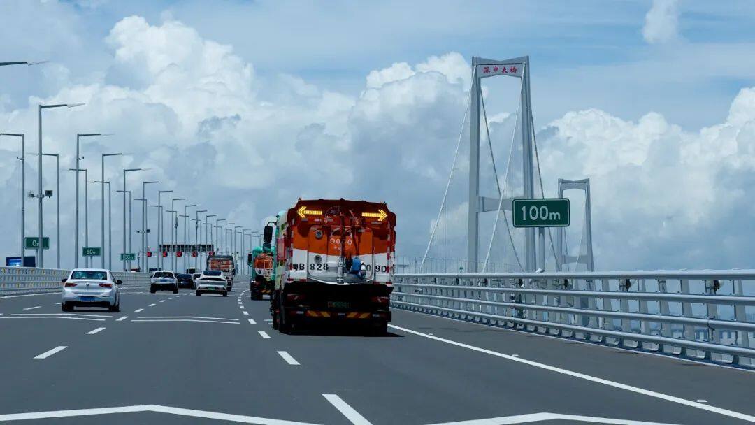 深中通道通車，盈峰環(huán)境掃路車護(hù)航國(guó)家重大工程
